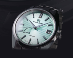 Das Zifferblatt der neuen Grand Seiko SBGA523 ist mintgrün und wird von einem diagonalen Federmuster überlagert