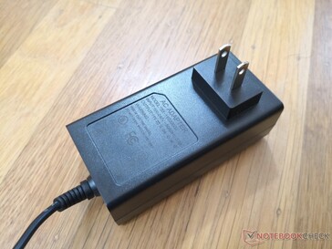 Das System kann nicht über USB-C-Adapter von Drittanbietern mit Strom versorgt werden, daher müssen Benutzer den proprietären Adapter verwenden