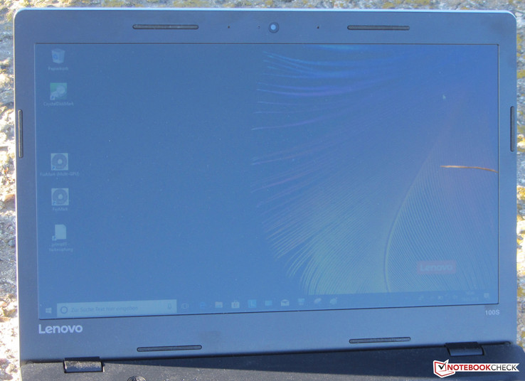 Das Ideapad im Freien (geschossen bei strahlendem Sonnenschein; die Sonne befindet sich hinter dem Gerät).