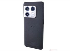 OnePlus spart bei der Hasselblad-Kamera, um den Preis im Vergleich zum agebildeten OnePlus 10 Pro zu senken. (Bild: Notebookcheck)