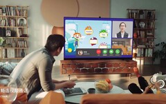 Der neue Huawei Smart Screen V ermöglicht durch die integrierte Kamera Videochats von der Couch aus. (Bild: Huawei)