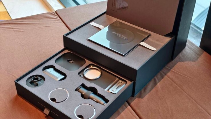 Das Vivo X300 Pro Komplettpaket der Top-Version mit Kamera-Kit und Teleconverter gibts aktuell nur bei Trinity Electronics im Import.