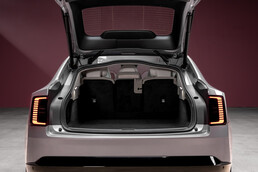 Volvo EX60: Selbstbewusster Auftritt des neuen Premium-Elektro-SUV. Das schwedische E-SUV-Modell fordert mit innovativer Elektroauto-Technik die deutsche Konkurrenz heraus (Bild: Volvo).