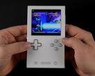 Der Ayaneo Pocket Vert besticht durch ein Game-Boy-Layout mit vier Aktionstasten, dualen Touchpads, Schultertasten, einem Steuerkreuz auf Fighting-Game-Niveau und leistungsstarker Hardware.  (Bildquelle: ETA Prime)
