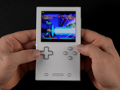 Der Ayaneo Pocket Vert besticht durch ein Game-Boy-Layout mit vier Aktionstasten, dualen Touchpads, Schultertasten, einem Steuerkreuz auf Fighting-Game-Niveau und leistungsstarker Hardware.  (Bildquelle: ETA Prime)