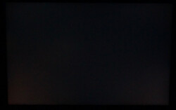 Unten links und rechts sind dezente Lichthöfe erkennbar.