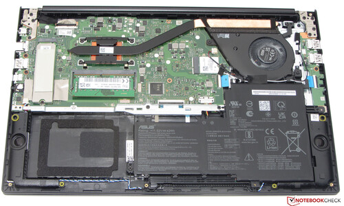 Das Asus Vivobook 15 OLED hat jeweils einen RAM- und M.2-Slot und bietet Platz für eine zusätzliche 2,5-Zoll-Festplatte (Bild: Sascha Mölck)