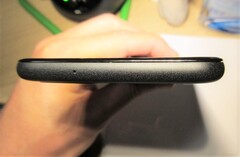 Das Pixel 5 hat, User-Meldungen zufolge, ein Spalt-Problem, das sich laut Google aber nicht auf die Widerstandsfähigkeit gegen Wasser und Staub auswirken soll.