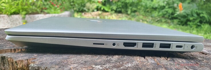 Rechts: µSD, 3,5 mm Audio, HDMI 1.4b, USB-A 3.2 Gen1 (5 GBit/s), USB-C 10 GBit/s mit Power Delivery & DisplayPort 1.4, Ladebuchse