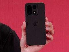 Das hier zu sehende OnePlus 15 ist eines von vielen Flaggschiff-Smartphones, das auf dem Snapdragon-Event gezeigt wurde (Bildquelle: Qualcomm)