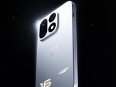 Das abgebildete OnePlus 16 soll bald ein günstigeres Schwester-Modell erhalten.