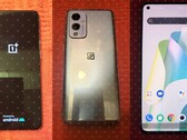 Das OnePlus 9 5G zeigt sich in ersten Hands-On-Bildern von allen Seiten und sowohl in ausgeschaltetem als auch eingeschaltetem Zustand. (Bild: PhoneArena)