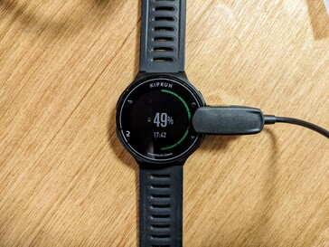 Eine Klemme hält das Ladekabel an der Smartwatch. Im Test lud die Uhr deutlich schneller als von Decathlon beworben.