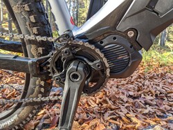 Der Shimano Steps E7000 Motor hat ausreichend Power, spielt sich aber nicht in der Vordergrund