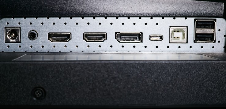 Von links nach rechts: DC-Eingang, Kopfhörerausgang, 2x HDMI-2.0b-Eingang, 1x DisplayPort-1.4a-Eingang, USB Typ-C (mit DisplayPort Alt-Modus und 65 W Power Delivery), USB 2.0 Typ-B Upstream, 2x USB 2.0 Typ-A