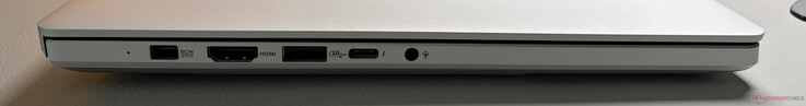 Linke Seite: Stromanschluss, HDMI 2.1 FRL, USB-A 3.2 Gen 2 (10 GBit/s), USB-C 4.0 mit Thunderbolt 4 (40 GBit/s, DisplayPort ALT-Modus 2.1, Power Delivery 3.0), 3,5-mm-Audioanschluss