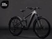 Das Cube Stereo Hybrid One22 Race 800 FE E-Bike sieht trotz Schutzbleche und Gepäckträger ziemlich sportlich aus