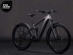 Das Cube Stereo Hybrid One22 Race 800 FE E-Bike sieht trotz Schutzbleche und Gepäckträger ziemlich sportlich aus