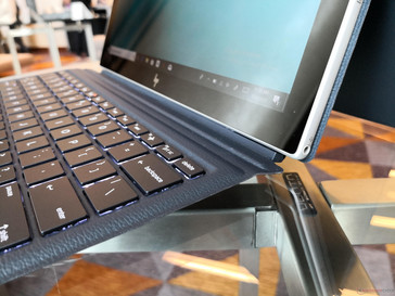 Envy x2 ARM. Wie beim Lenovo Miix 520 kann die Tastatur angewinkelt oder flach angedockt werden.