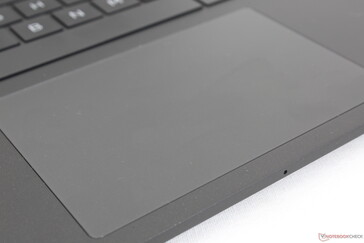 Das Trackpad ist geschmeidig, klemmt nicht und hat im Gegensatz zu den meisten anderen Laptops keinerlei Rückmeldung oder Ausschlag beim Herunterdrücken