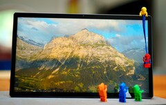 Das Meswao MES-B3 ist nicht mal besonders günstig, aber durch seinen riesigen 16:9-Screen ziemlich einzigartig.
