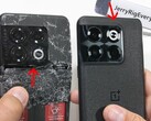 Das OnePlus 10T ist, noch unbeschadet, neben dem komplett zerstörten OnePlus 10 Pro zu sehen: Bricht das OnePlus 10T im Durability-Test ebenfalls?