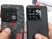 Das OnePlus 10T ist, noch unbeschadet, neben dem komplett zerstörten OnePlus 10 Pro zu sehen: Bricht das OnePlus 10T im Durability-Test ebenfalls?