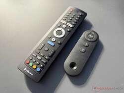 Links die Fernbedienung des Smart-TVs, rechts die des TV-Lifts im Sideboard