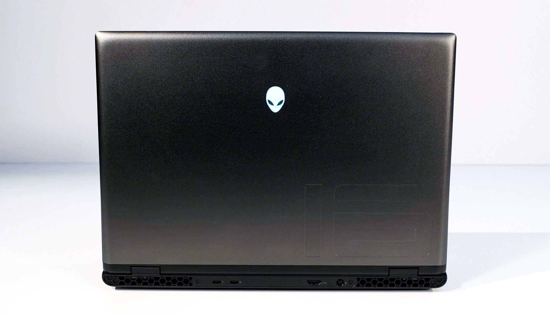 Dell Alienware m16 R2 ist ab sofort für 1.899 Euro erhältlich, mit 240 ...