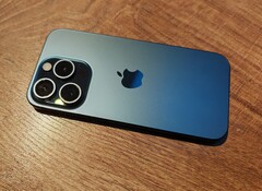 Per Umweg über Amazon Italien kann das Apple iPhone 15 Pro heute günstig bestellt werden (Bild: Florian Schmitt)