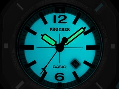 Casio Pro Trek PRJ-01AE-8 mit leuchtend türkisfarbenem Zifferblatt und Zeigern im Dunkeln