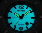 Casio Pro Trek PRJ-01AE-8 mit leuchtend türkisfarbenem Zifferblatt und Zeigern im Dunkeln