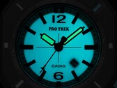 Casio Pro Trek PRJ-01AE-8 mit leuchtend türkisfarbenem Zifferblatt und Zeigern im Dunkeln