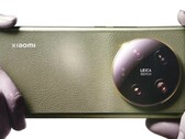 Nach den vielen Teasern der letzten Tage ist das Xiaomi 13 Ultra nun im ersten Leak eines Werbeposters als offizielles Pressebild zu sehen.