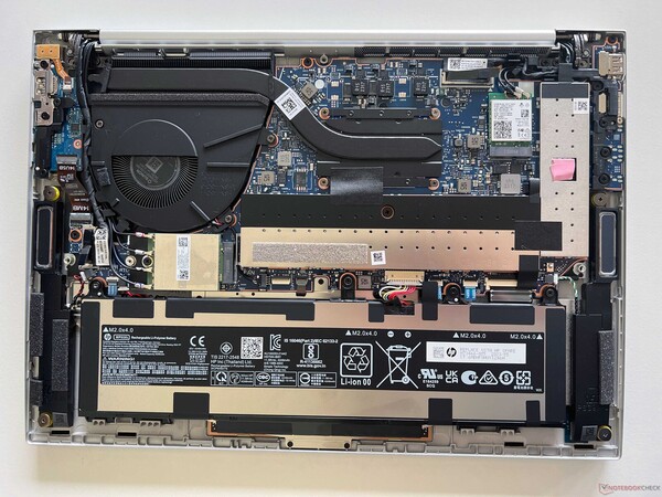 Hinter den Abdeckungen im HP EliteBook 1040 G10 verbirgt sich die austauschbare SSD und der gesockelte Arbeitsspeicher (Bild: Andreas Osthoff)