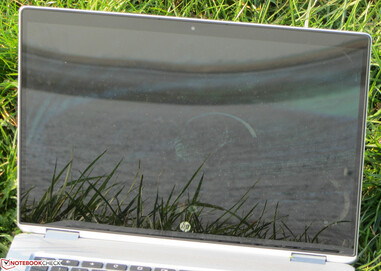 Das Chromebook im Freien (geschossen bei strahlendem Sonnenschein).