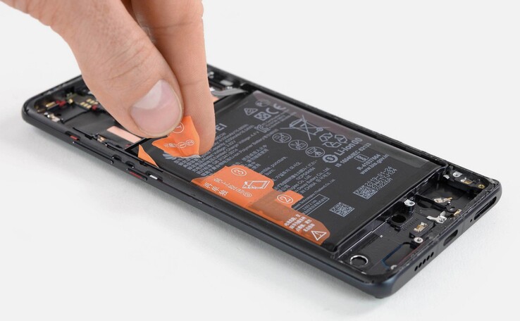Bei einem Preis von 24,90 Euro lohnt sich der Akku-Tausch für ältere Huawei-Smartphones. (Bild: iFixit)