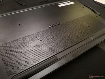 Lüfterschlitze auf der Hälfte des Unterbodens