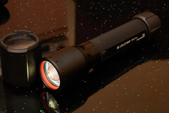 Die Ledlenser P7R mit ohne Gummischutz am Kopf. (Bildquelle: Andreas Sebayang/Notebookcheck.com)