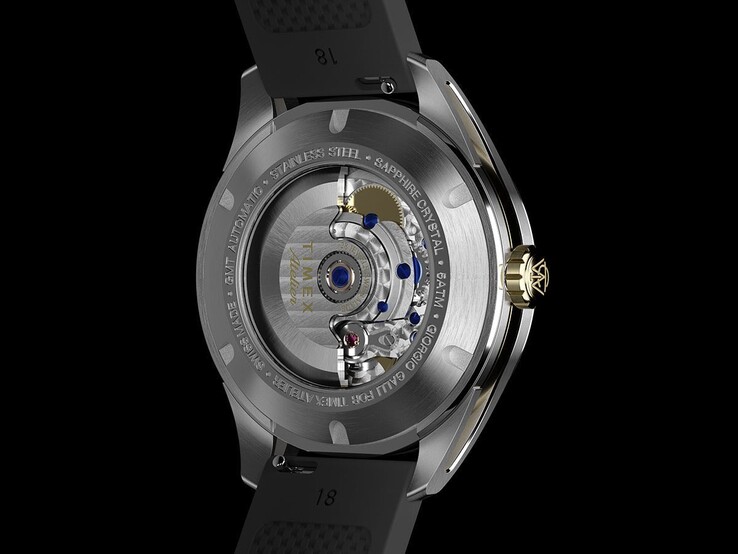 Rückansicht der Timex Atelier GMT Première M1a, die ihr automatisches GMT-Uhrwerk durch den Glasboden zeigt.