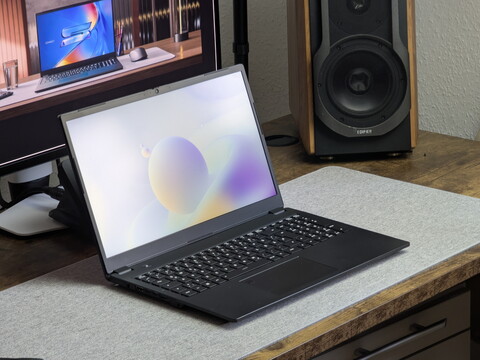 Schenker Connect 15 auf grauer Matte auf dem Schreibtisch