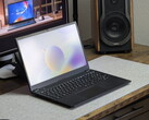 Schenker Connect 15 auf grauer Matte auf dem Schreibtisch