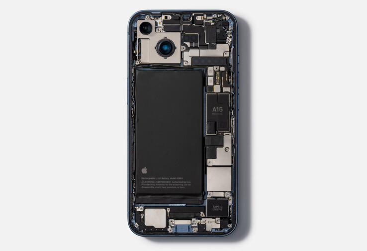 So sieht das iPhone 14 unter der Rückseite tatsächlich aus. (Bild: iFixit)
