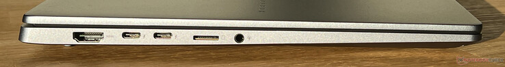 Links: HDMI 2.1, 2x USB-C 4.0 mit Thunderbolt 4 (40 Gbit/s, DisplayPort, Power Delivery), microSD-Kartenleser, 3,5-mm-Stereo