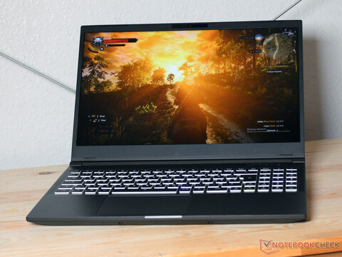 XMG Apex 15 (Late 23) im Test: Gaming-Notebook mit RTX 4050 liefert gute Laufzeiten