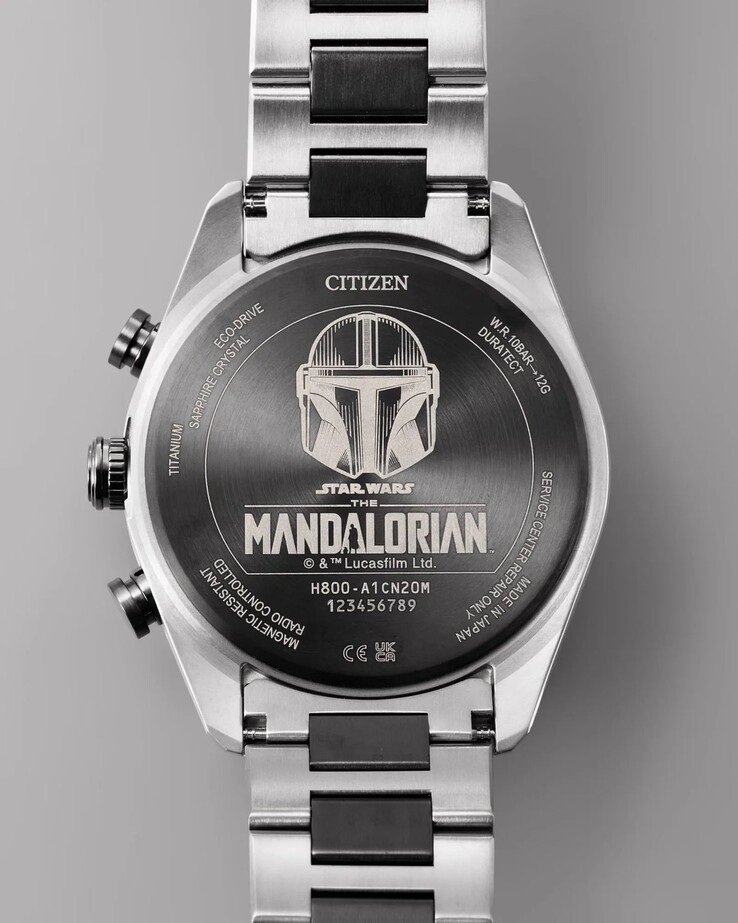 Der Gehäuseboden zeigt einen eingravierten Mandalorian-Helm und Star-Wars-Branding