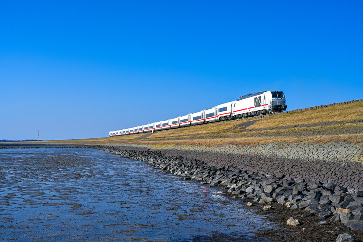 Der ICE L auf einer Testfahrt auf dem Hindenburgdamm.