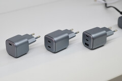 Drei 100-Watt-Netzteile mit ein, zwei oder drei USB-Anschlüssen.