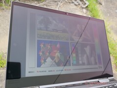 Im Freien unter bewölktem Himmel