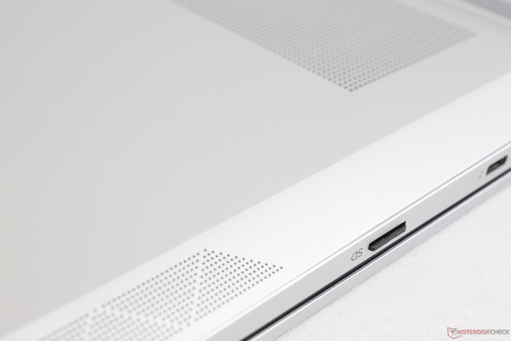 Eine vollständig eingesteckte microSD-Karte schließt fast bündig mit dem Gehäuse ab